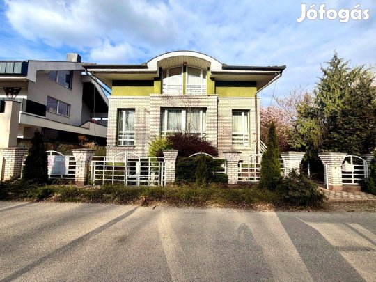 Tatán, az Öreg-tó közelében prémium műszaki tartalmú családi ház