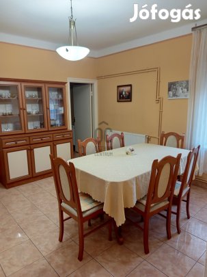 Tatán kétgenerációs családi ház eladó!