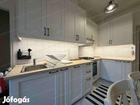 Tatén, a Kastély téren, földszinti, 2 szobás lakás kiadó