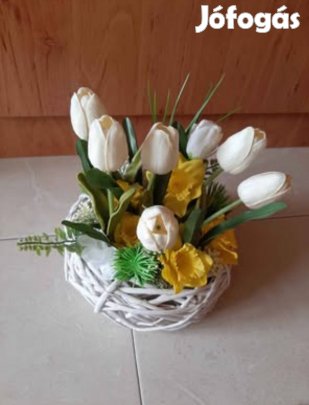 Tavaszi asztali dísz fonott kosárban új 