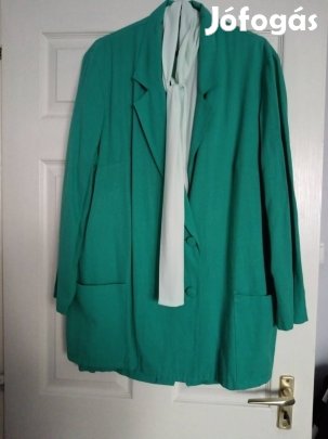 Tavaszi zöld kosztüm blúzzal 