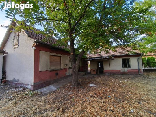 Tázlár központjában 2 szobás családi ház eladó!