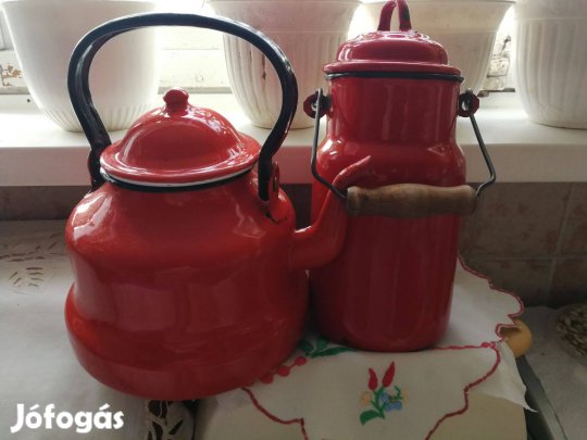 Teás, tejeskannák, konyhaimérleg, edények, kávékiöntő, fedők edénycsep