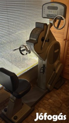 Technogym XT Pro 600 felsőtest-erősítő gép, kézi kerékpár