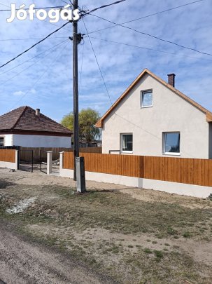 Tégla Családiház nyugodt környezetben eladó Tápiószentmártonban!