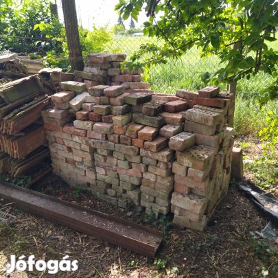 Tégla bontott állapotban