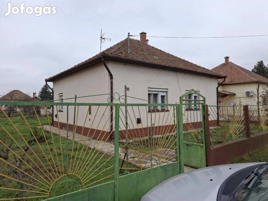 Tégla építésű Kádár-kocka