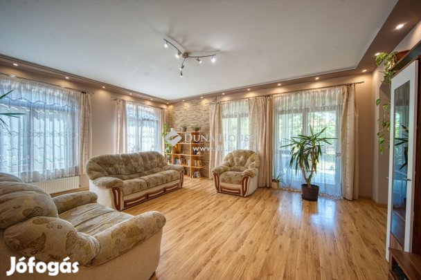 Téglaépítésű családi ház csendes utcában