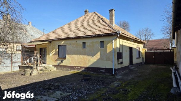 Téglaépítésű kádárkocka eladó!