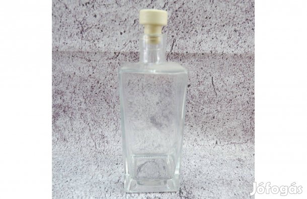 Téglalap alakú pálinkás üveg