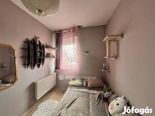Téglási 50 nm-es lakás eladó