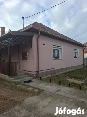 Téglási családi ház