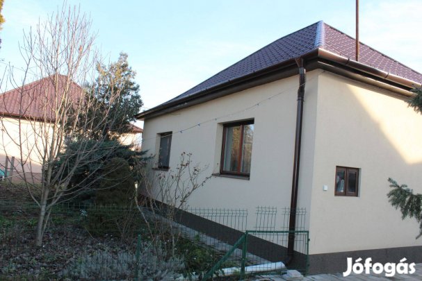 Tégláskertben szigetelt kocaház eladó