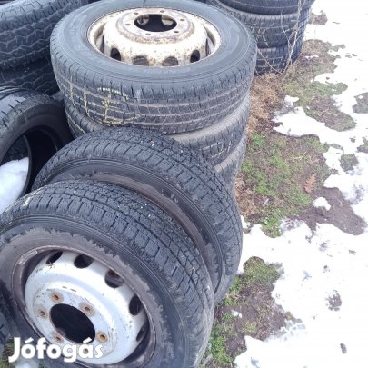 Teherautó téligumi