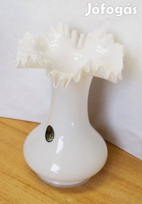 Tejüveg fodros peremezésű Biedermeier Bohemia váza 1960-s évek Cseh