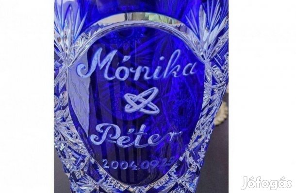 Tekintélyes talpas kristályváza