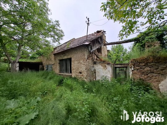 Telek, bazaltkő építőanyaggal Kékkúton eladó