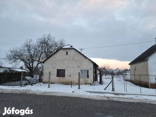 Telek régi házzal Demecser