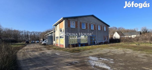 Telephely, munkásszálló, műhely és garázs egy helyen !