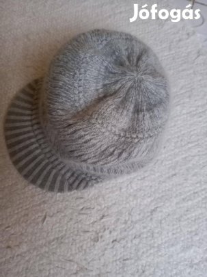 Téli, kötött, női simléderes sapka eladó