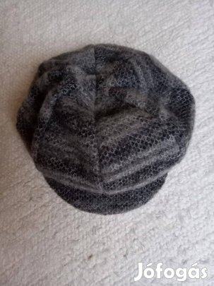 Téli, női, simléderes sapka eladó
