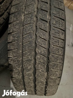 Téli autogumi acéllfelinivel 215/65 R15