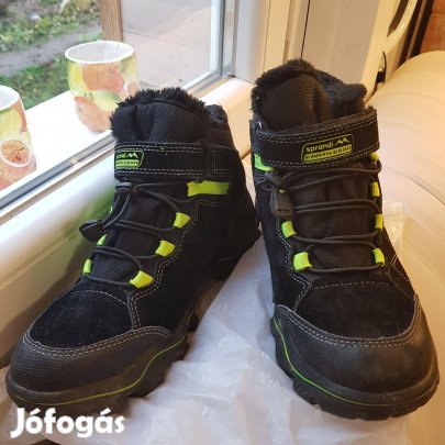 Téli bundás, hótaposó férfi bakancs