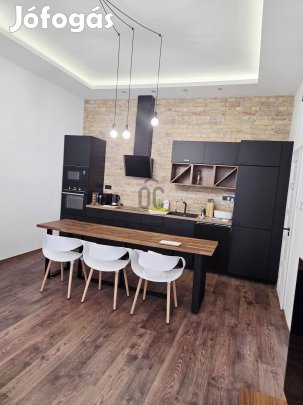 Teljes körűen felújított, azonnal költözhető, csendes otthon a IX. ker