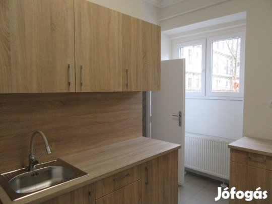 Teljes körűen felújított földszinti lakás a Piac utcán