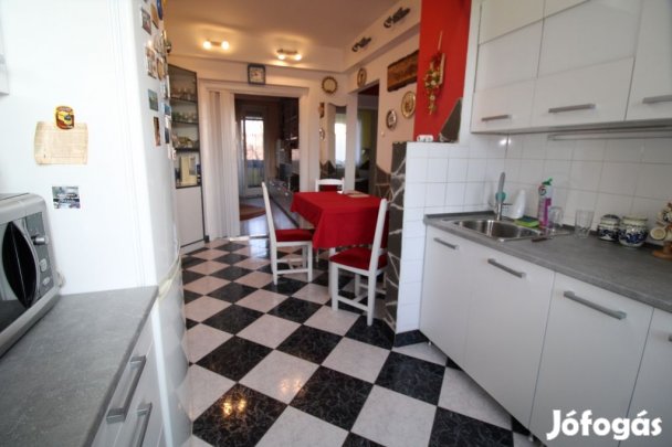 Teljesen felújított 1. emeleti, 3 szobás Makarenkó.