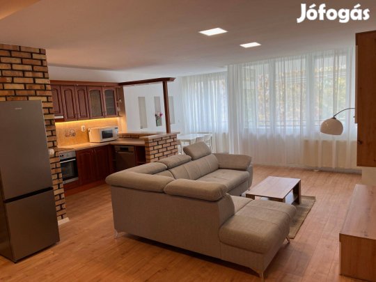 Teljesen felújított 2 fürdőszobás, klímás, bútorozott, erkélyes lakás