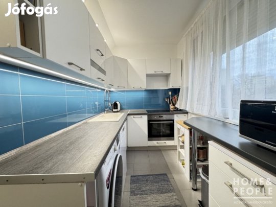 Teljesen felújított, 4 szobás panel lakás eladó Szegeden!