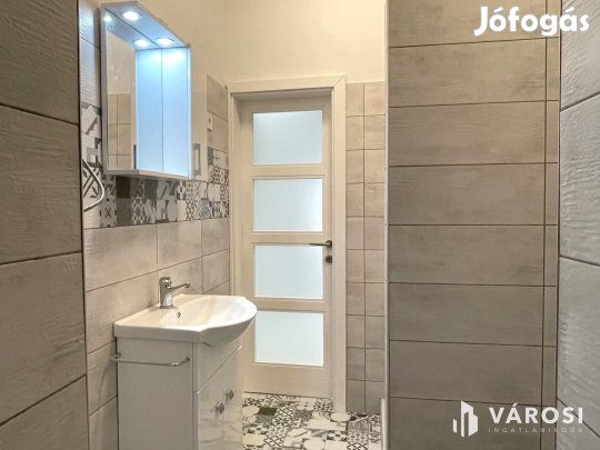 Teljesen felújított, földszinti lakás Orosháza belvárosában