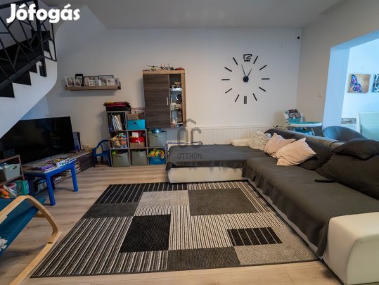 Teljesen felújított ház, gondozott kert, élhető terek