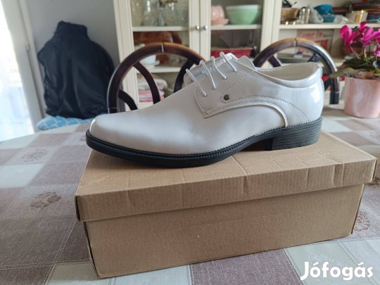 Teljesen új lack cipő eladó