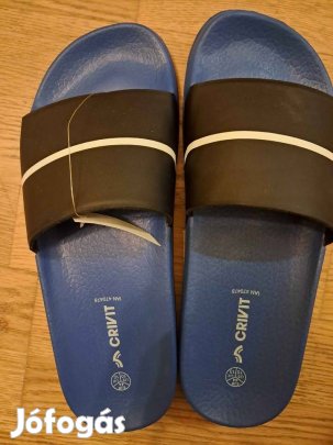 Teljesen új papucs és fehér zoknik