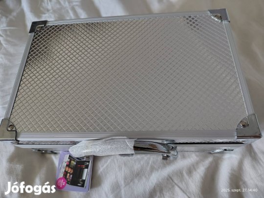 Teljesen új sminkkészlet díszbőröndben.