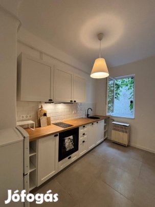 Teljeskörűen felújított, erkélyes lakás