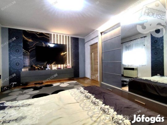 Teljeskörűen felújított, kétrendbeli sorházi lakás Kecskeméten!