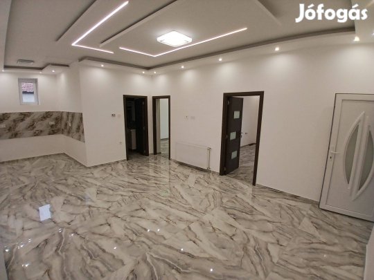 Teljeskörűen felújított családi ház eladó Nádudvar szívében!