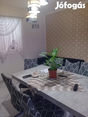 Teljeskörűen felújított családiház eladó