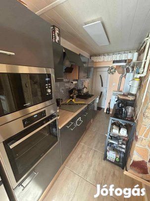 Teljeskörűen felújított garzonlakás!