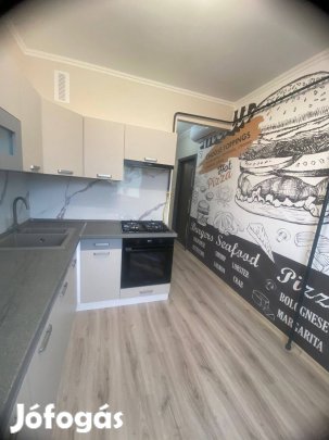 Teljeskörűen felújított lakás a Május 1 téren