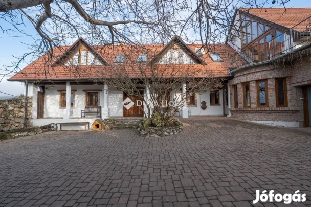 Telkii eladó 289 nm-es ház