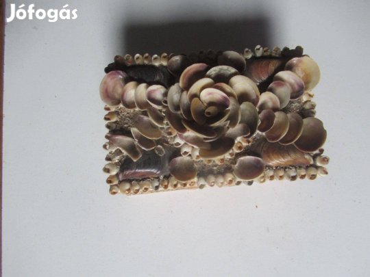 Tengeri kagylók és csigákból készült ékszeres doboz