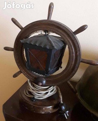 Tengeri stílusú, hajókormány formájú asztali lámpa