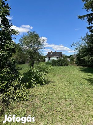 Tér, nyugalom, karakter  háromszintes tégla családi ház közel 6000