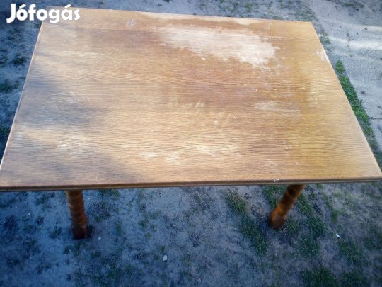 Terasz asztal sérült foltos lakossal