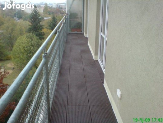 Teraszdeszka barna, 33 bordás, tömör újrahasznosított műanyagból, orsz