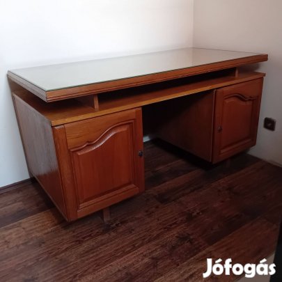 Térbe állítható íróasztal